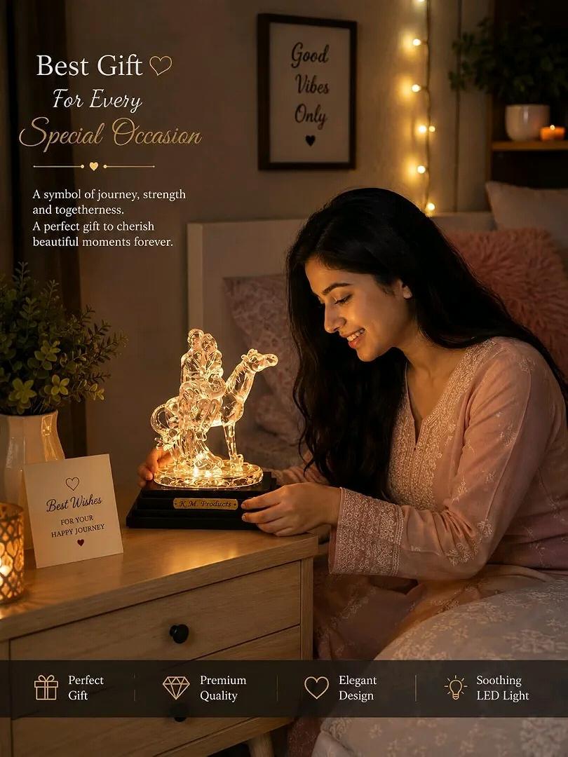 decorative crystal showpiece ko dikhati hai, jismein ek camel aur uspar baithe hue logon ki figure bani hui hai